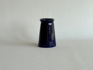 dark blue vase pampa for flowers 